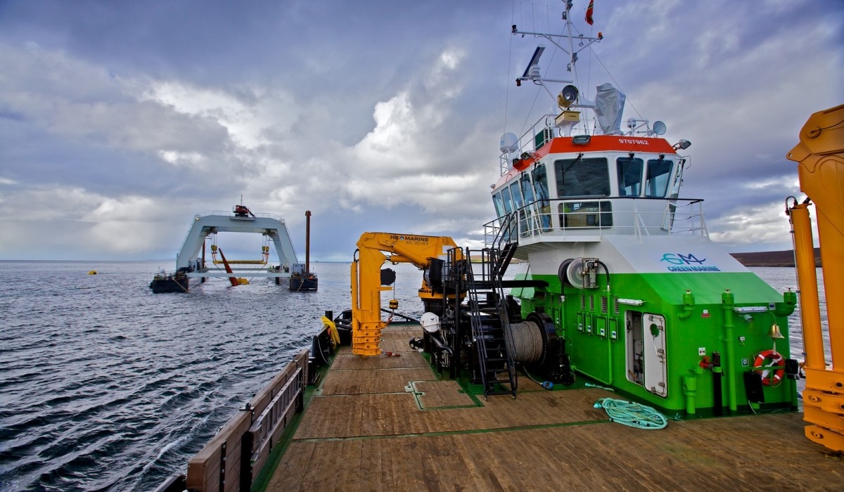 AKC 185 HE4 and AKC 290 LHE3 on the Green Isle providing integrated maintenance for offshore marine renewables